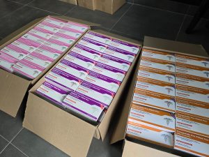 Authorities seized a large quantity of counterfeit Tirzepatide pre-filled pens during a major drug syndicate bust in Pretoria. The operation, led by Saps, targeted an online network selling illicit performance-enhancing drugs and scheduled medicines.