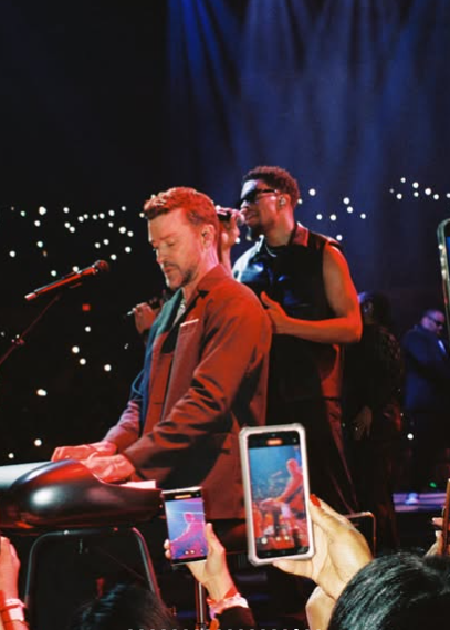 Justin Timberlake playing the keyboard on stage with his backing vocalist beside him, as fans take pictures and videos to capture the moment. Picture: Instagram@JustinTimberlake