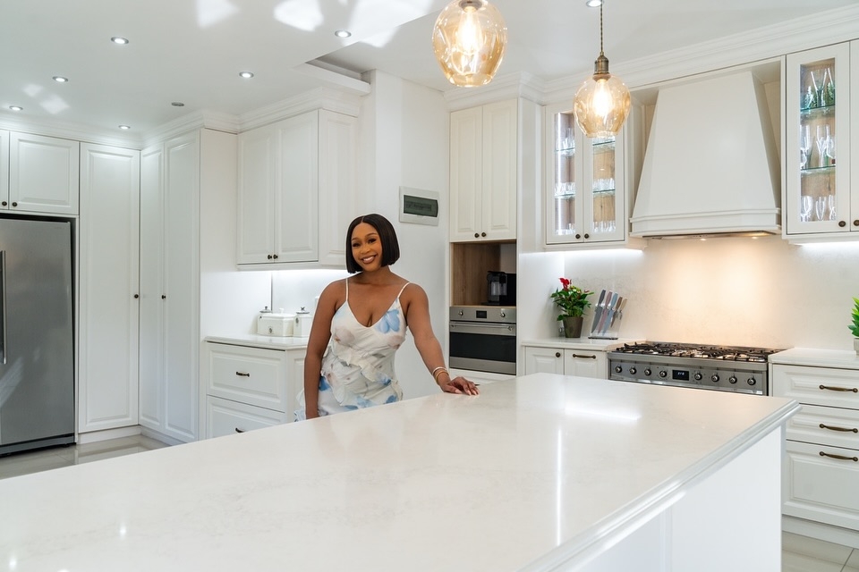 With a bright smile, Minnie gives us a full look at the stunning kitchen transformation. Picture: Instagram@MinnieDlamini