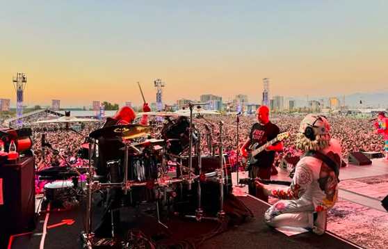 A charged moment on stage as Limp Bizkit connected with fans through their unforgettable performance. Picture: Instagram@SamRivers