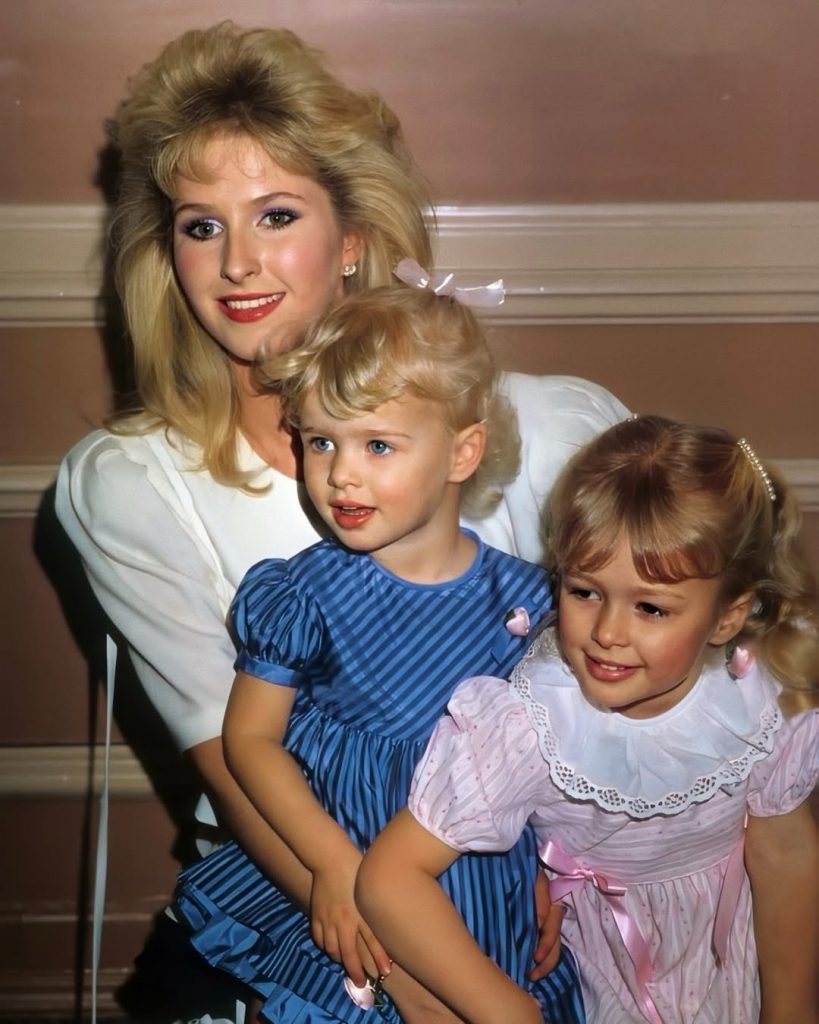 An old snapshot showing Kathy with her daughters when they were still children. Picture: Instagram@ParisHilton