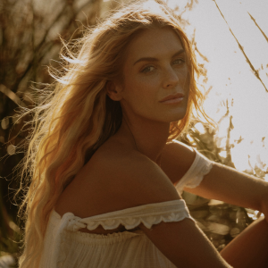 Singer Lola Audreys Releases New Single “Hello Goodbye”